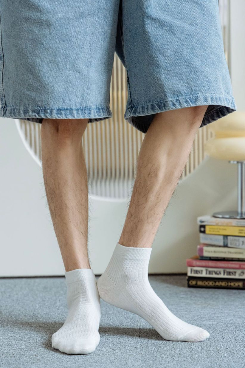 Mens mid-rise socks